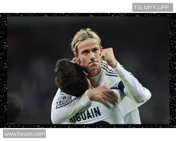 最火足球明星展现霸气步伐引领潮流的魅力瞬间